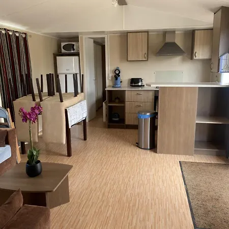 Le Bonheur Est Dans Le Pré. Camping *