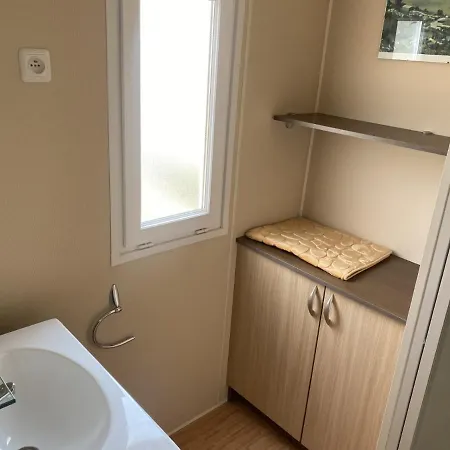 Le Bonheur Est Dans Le Pré. Camping